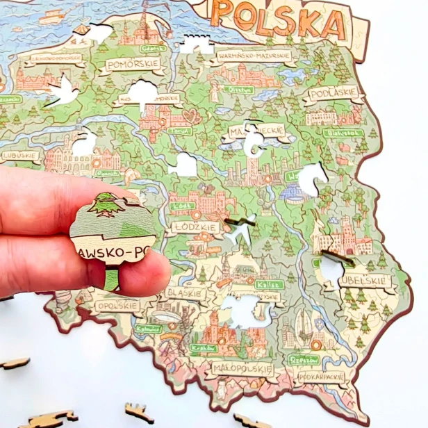 Detal edukacyjnych puzzli z mapą Polski z widocznymi regionami i województwami, Układanka Mapa Polski 3D | Puzzle Drewniane HDF 37x37 cm