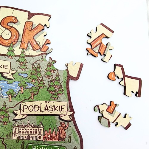 Detal edukacyjnych puzzli z mapą Polski z widocznymi regionami i województwami, Układanka Mapa Polski 3D | Puzzle Drewniane HDF 37x37 cm