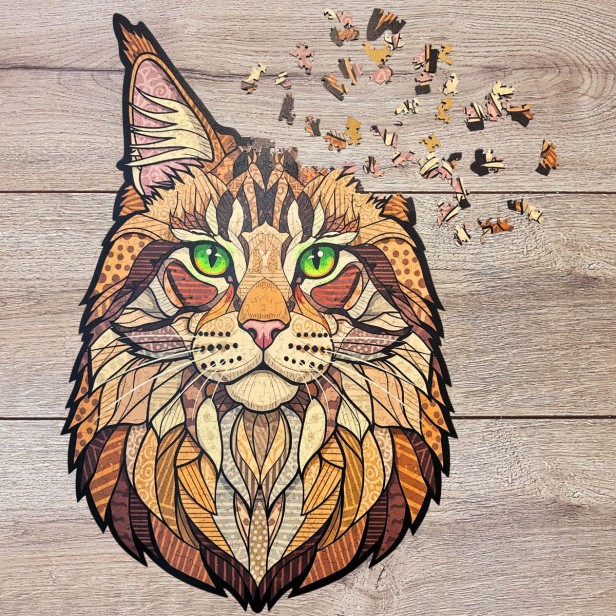 Prawie ułożone puzzle drewniane Leśny Kot na drewnianym stole.