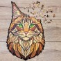 Prawie ułożone puzzle drewniane Leśny Kot na drewnianym stole.
