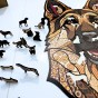 Zbliżenie na unikalne elementy puzzli drewnianych w kształcie psów - figurki Owczarek Niemiecki.