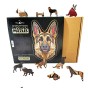 Pudełko na puzzle drewniane Owczarek Niemiecki otoczone przez unikalne figurki w kształcie psów.