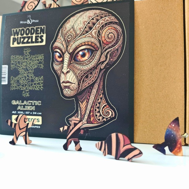 puzzle drewniane ufo, puzzle ufo, puzzle kosmita, puzzle nieregularne kształty ufo, rozsypane puzzle ufo