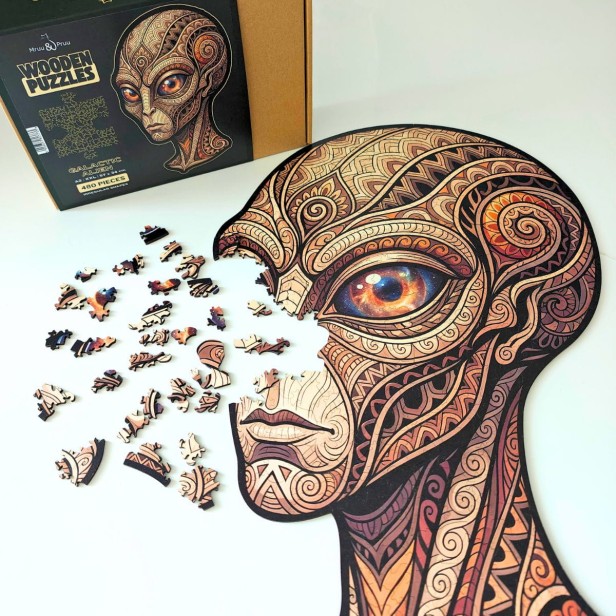 puzzle drewniane ufo, puzzle ufo, puzzle kosmita, puzzle nieregularne kształty ufo, rozsypane puzzle ufo