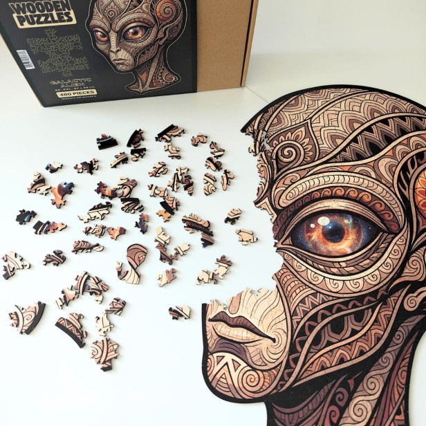 puzzle drewniane ufo, puzzle ufo, puzzle kosmita, puzzle nieregularne kształty ufo, rozsypane puzzle ufo