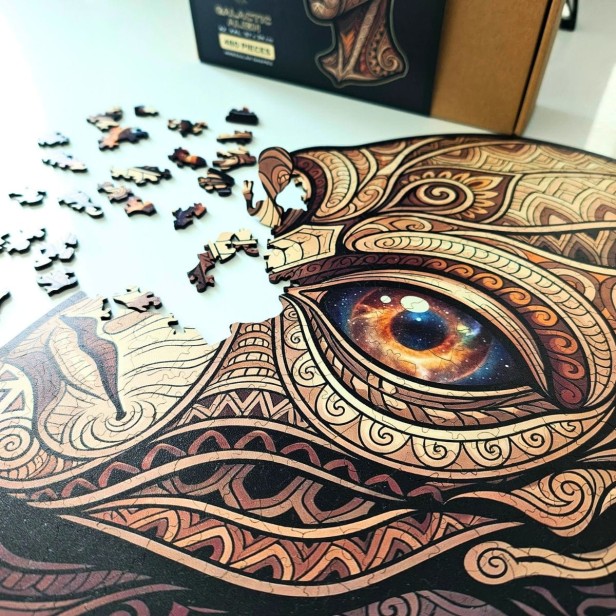 puzzle drewniane ufo, puzzle ufo, puzzle kosmita, puzzle nieregularne kształty ufo, rozsypane puzzle ufo