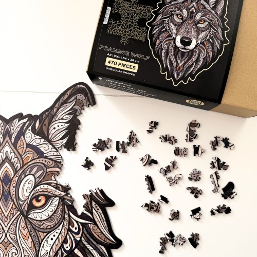 Nieregularne puzzle wilk z elementami w unikalnym kształcie leśnych zwierząt i roślin
