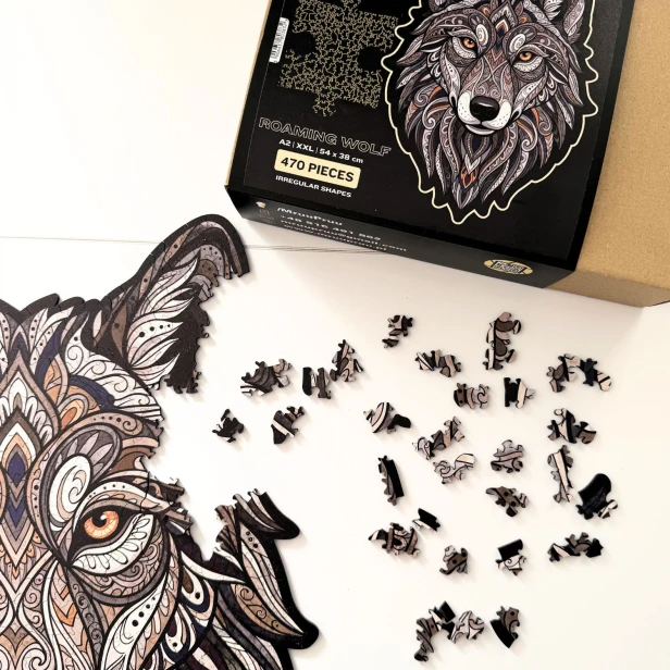Nieregularne puzzle wilk z elementami w unikalnym kształcie leśnych zwierząt i roślin