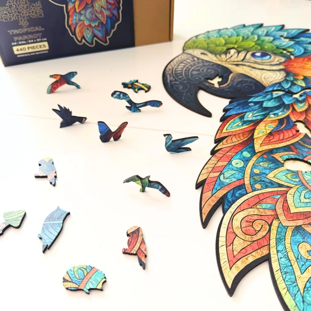Układanka puzzle z papugami po ułożeniu, puzzle papuga , puzzle ptak, puzzle drewniane ptak
