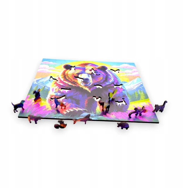 puzzle z niedźwiedziem, niedźwiedź brunatny, niedźwiedź na kolorowym tle,  25x25cm , kwadratowe puzzle, nieregularne kształty, puzzle drewniane, 150 elementów